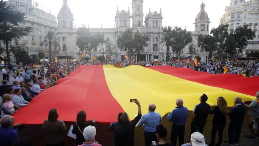 Concentración en la plaza del Ayuntamiento de València contra las protestas sobre la sentencia del 'procés'