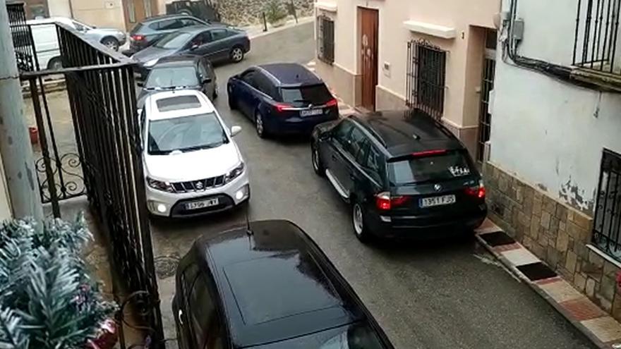 Las calles de Alcoleja, colapsadas por los coches debido a las numerosas visitas a la nieve