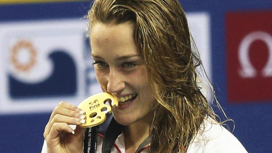 Mireia Belmonte, con una de sus medallas.