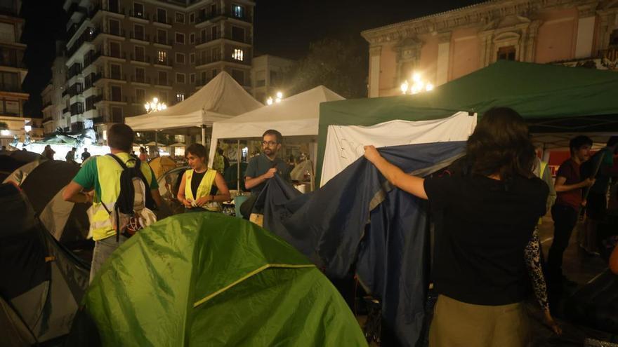 Se levanta la acampada de los docentes en plaza de la Virgen tras nueve días y la suspensión de la huelga