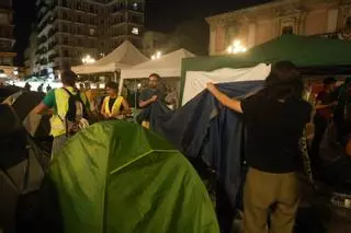 Se levanta la acampada de los docentes en plaza de la Virgen tras nueve días y la suspensión de la huelga