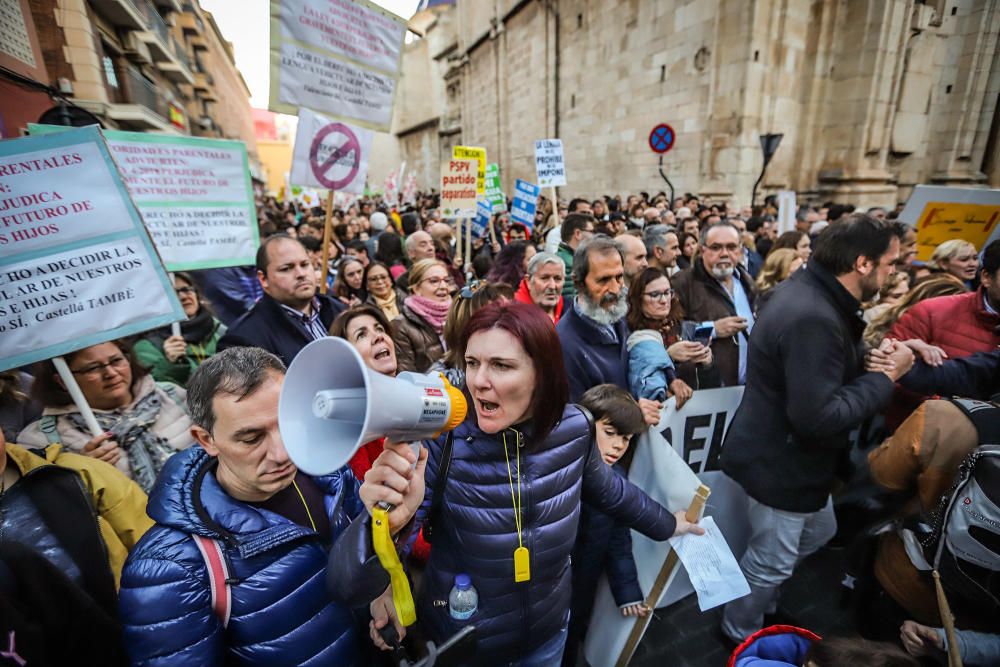 Veinte mil personas reclamaron ayer en las calles de Orihuela la derogación de la ley de Plurilingüismo