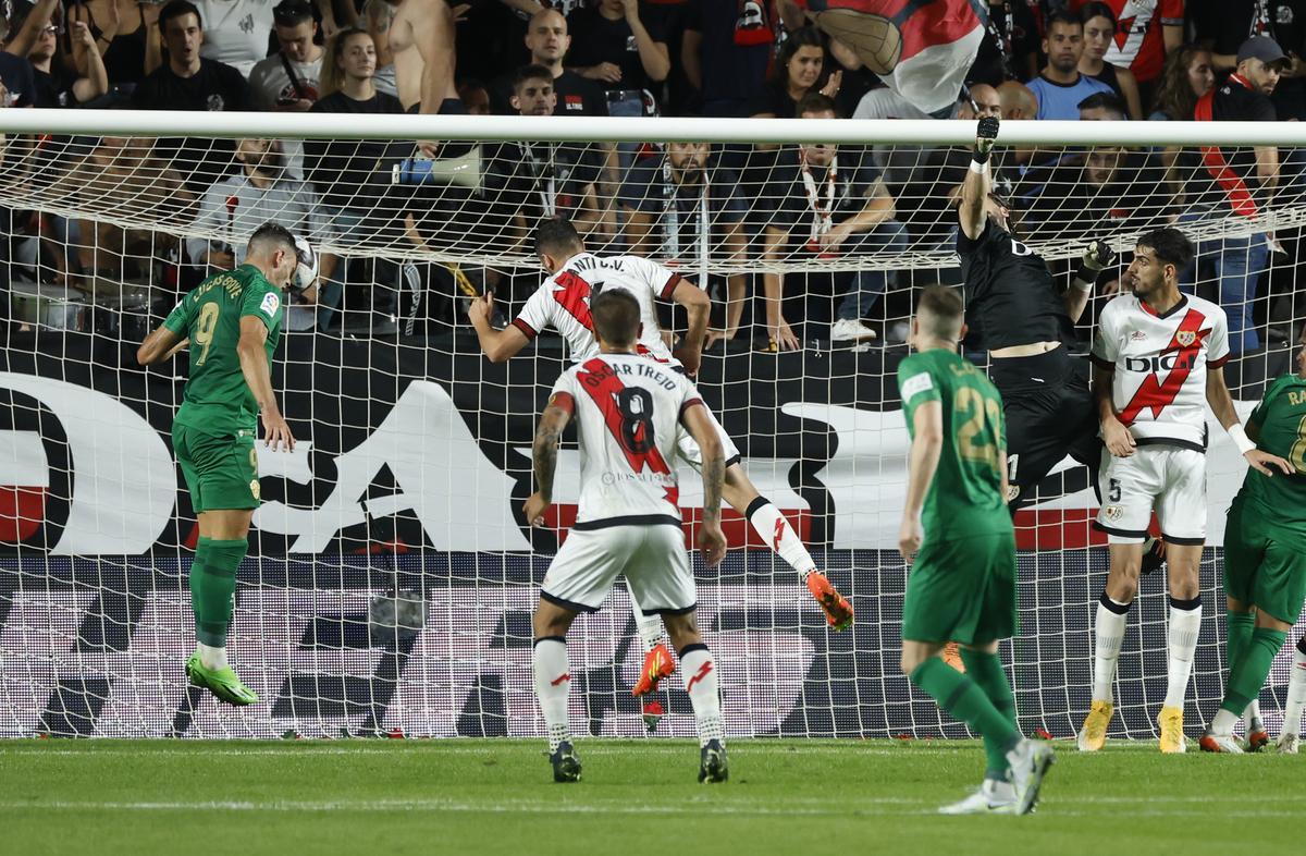 MADRID, 03/10/2022.- El delantero argentino del Elche, Lucas Boyé (i), cabecea el balón ante los defensores del Rayo Vallecano para conseguir el primer gol del equipo ilicitano durante el encuentro correspondiente a la séptima jornada de primera división que disputan hoy lunes en el estadio de Vallecas, en Madrid. EFE / Juanjo Martín.