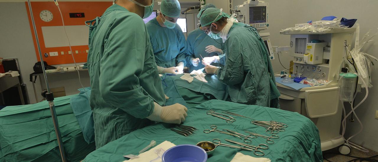 Un equipo quirúrgico interviene a un paciente, en un hospital de la provincia, en una imagen de archivo.
Elche 11-01-2018 Curso de cirugia dermatologica Quirofano Foto: Matias Segarra