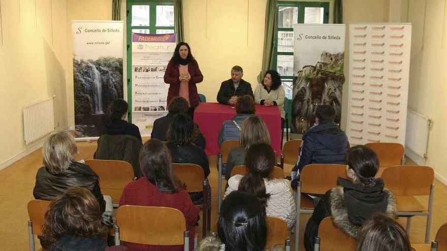 Rosa Arcos, Manuel Cuiña y Pilar Peón en la presentación del programa. // Bernabé