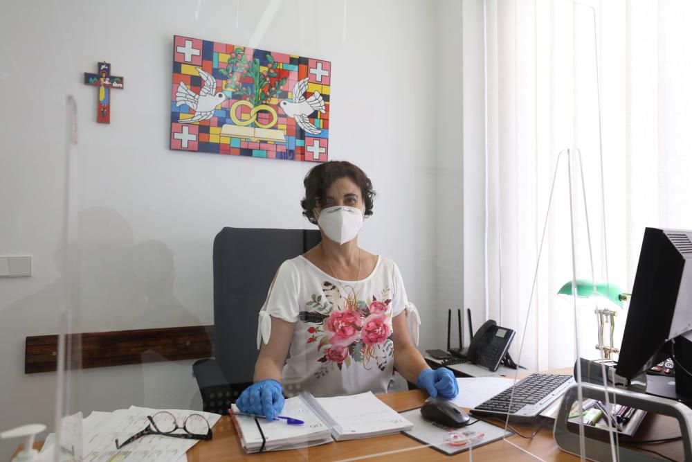 Maite Barchín comienza a dar citas a los usuarios en su despacho, uno a uno y guardando las distancias.
