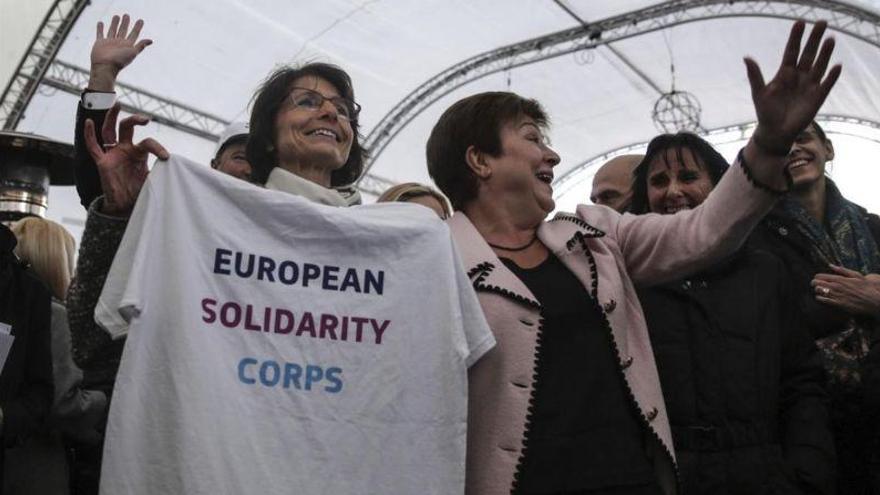 Bruselas lanza un cuerpo europeo de voluntarios para ayudar en emergencias sociales