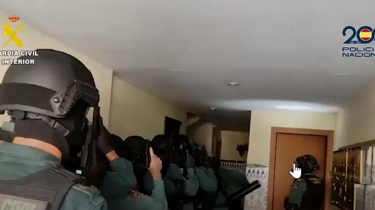 Agentes de la Guardia Civil durante la operación contra una banda de aluniceros que actuaba en Andalucía.