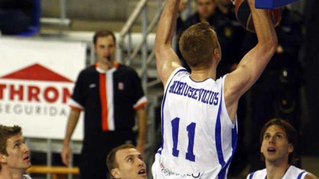 Andriuskevicius "mata" el aro.
