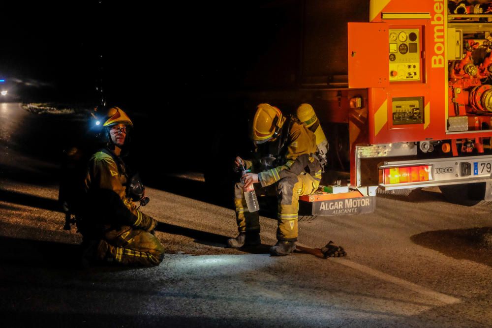 Un espectacular incendio calcina una fábrica de palets en La Marina.