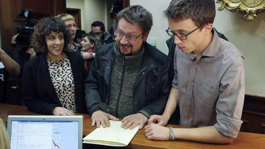 Fernández, por la izquierda, Xavier Doménech (En Comú) y Errejón registran su grupo ayer.