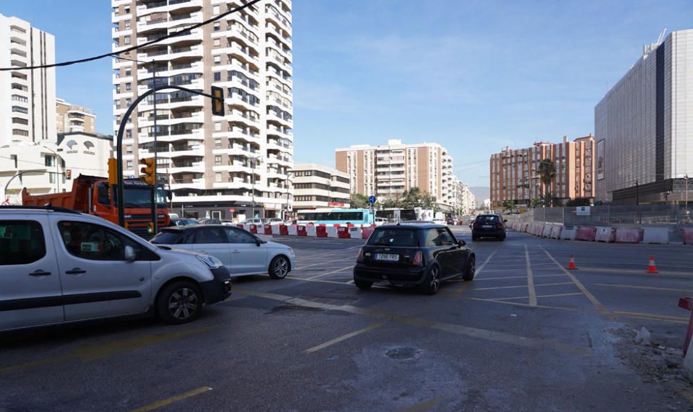 El avance de las obras del metro de Málaga en los tramos entre El Perchel y Atarazanas ha permitado que este lunes la avenida de Andalucía recupere los dos sentidos y que la Alameda de Colón cambie la circulación, permitiéndose únicamente en dirección sur, hacia la avenida Manuel Agustín Heredia, como estaba en 2015.