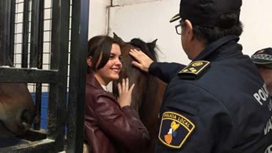 Sandra Gómez en Poble Nou con uno de los caballos del servicio de la Policía Local.