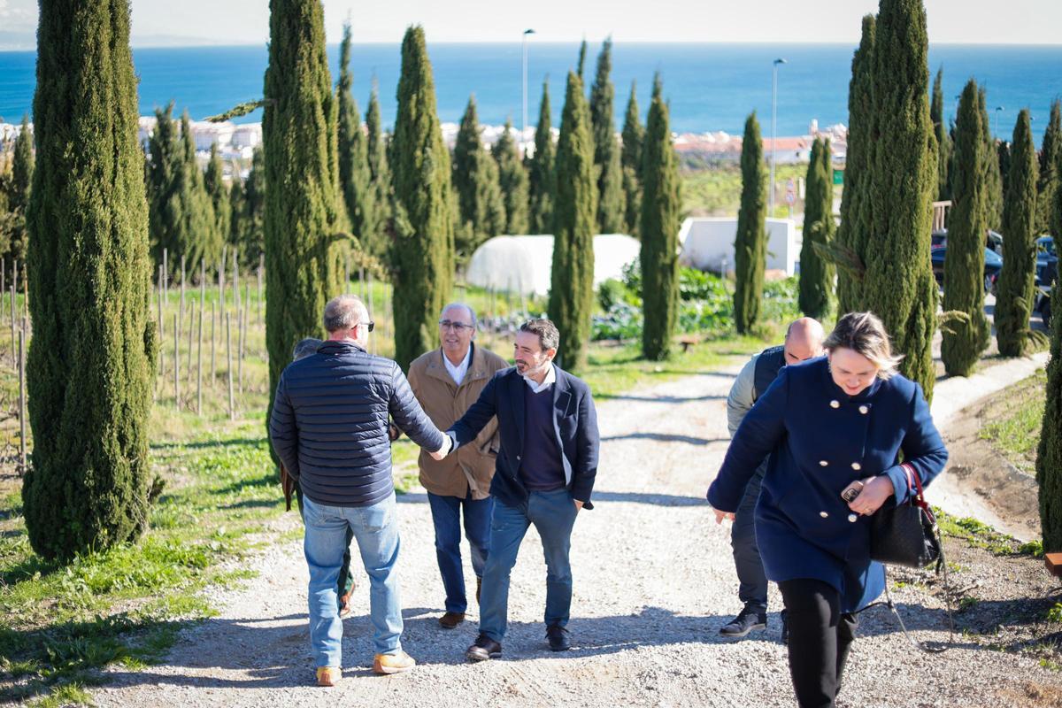 El secretario general del PP de Málaga, José Ramón Carmona, en una visita a Manilva.
