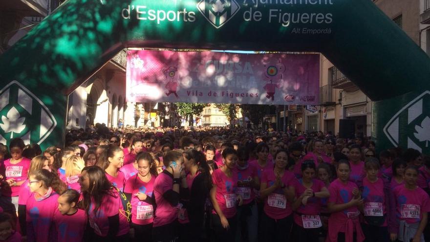 La marea rosa envaeix Figueres amb prop de 4.800 inscrites a la Cursa de la Dona