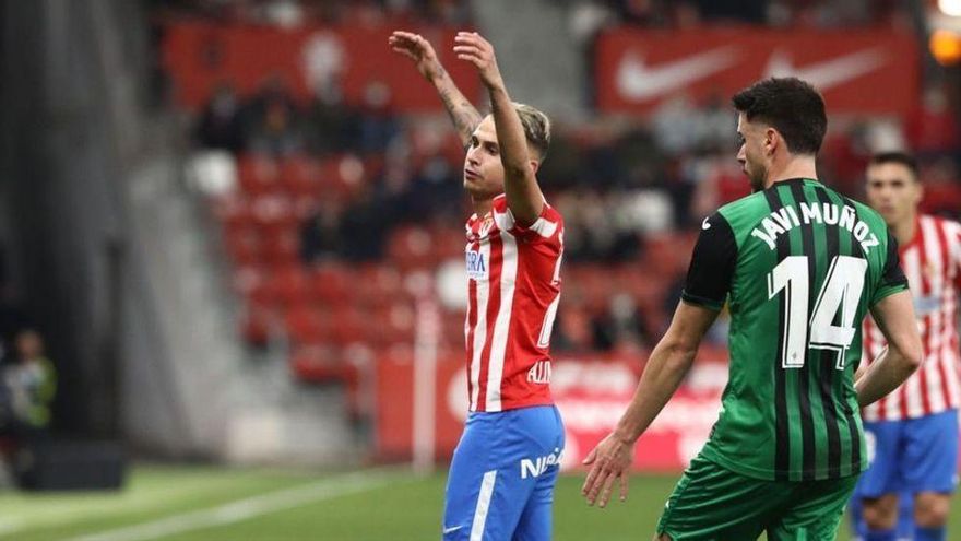 El técnico del Sporting, pendiente hasta última hora de Villalba, Jony y Djuka