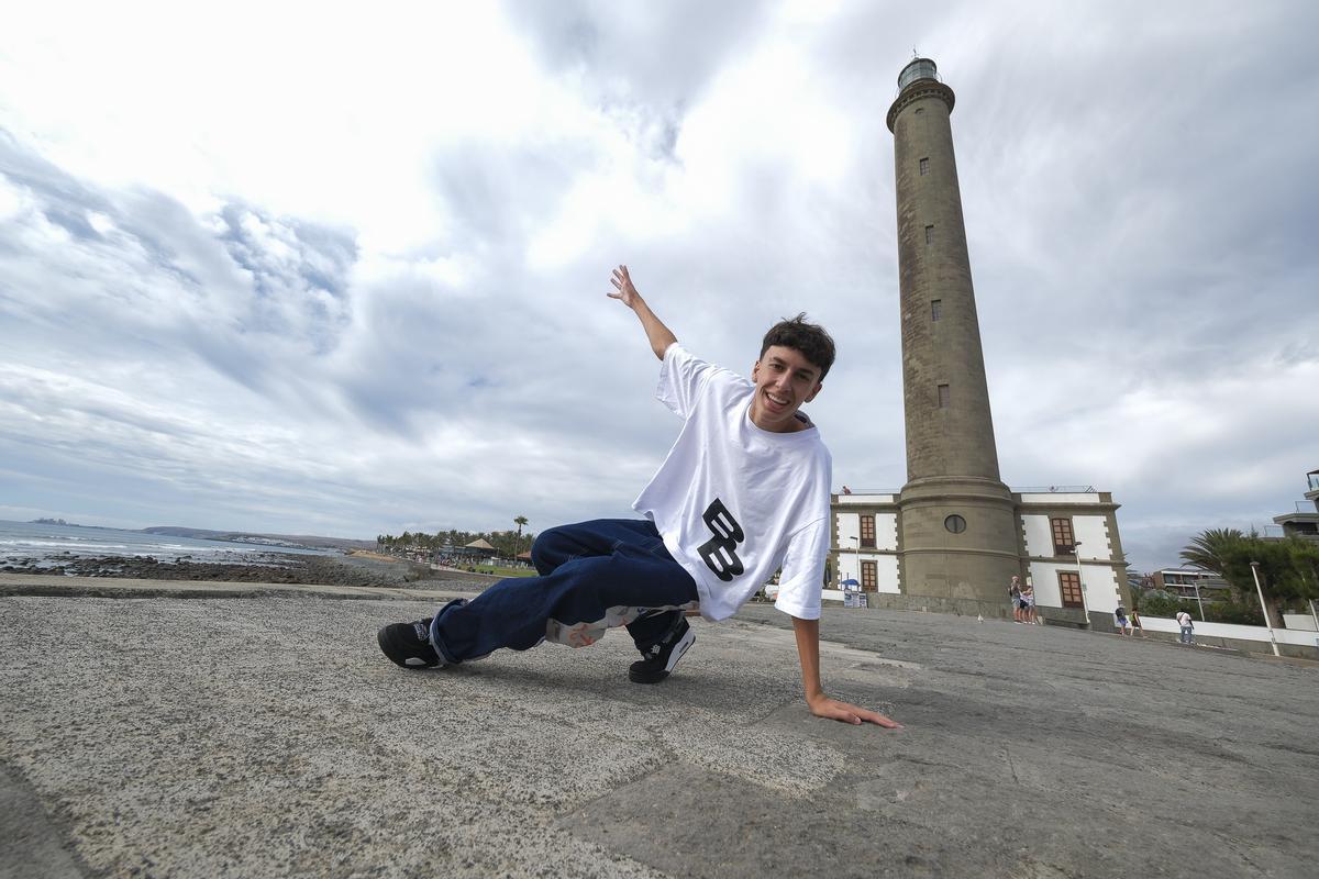 Joel Reyes junto al Faro de Maspalomas
