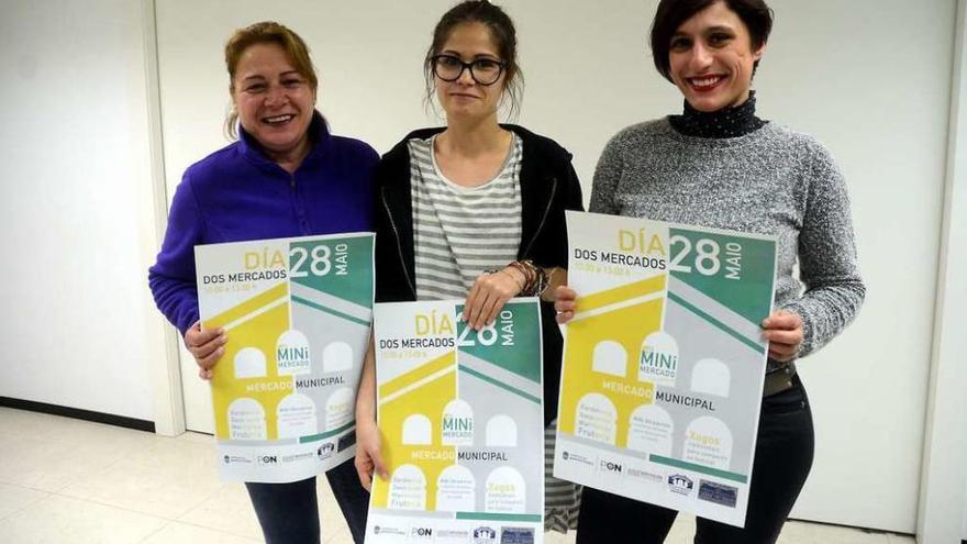 Carmen Santos, Anabel Gulías y Loli Torres con los carteles del Día dos Mercados. // Rafa Vázquez