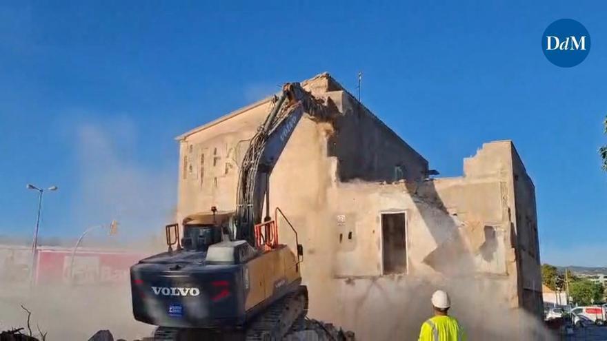Espectacular derribo de una casa por las obras de la rotonda de la ITV del polígono de Son Castelló