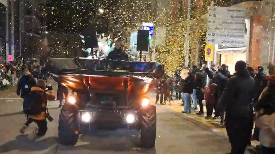 Sorpresa a la Cavalcada de Reis de Manresa: els veïns de carretera de Vic llancen confeti des del balcons