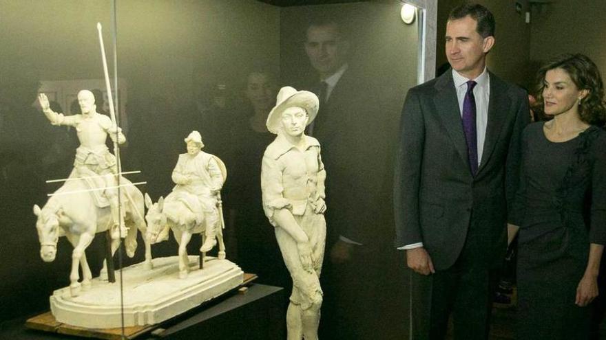 El Rey Felipe y la Reina Letizia, durante la inauguración de la exposición &quot;Miguel de Cervantes: de la vida al mito (1616-2016)&quot; en la Biblioteca Nacional.