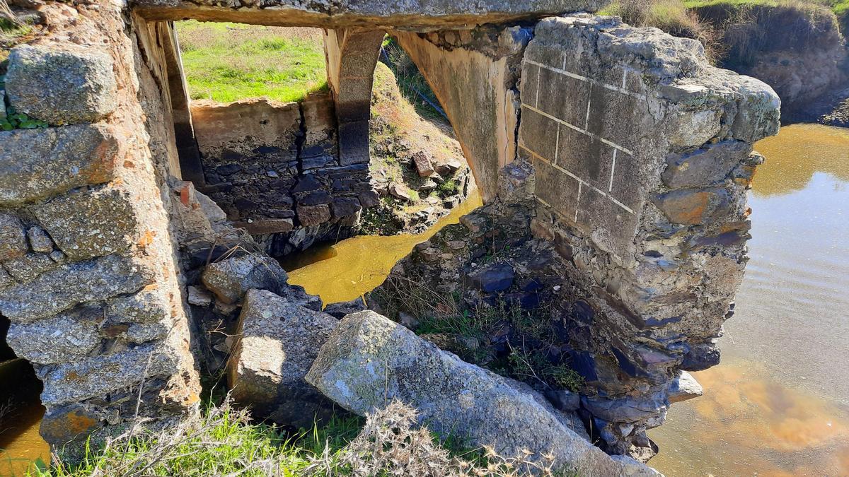 Uno de los muros de la ermita de San Jorge que ha sufrido un derrumbe.