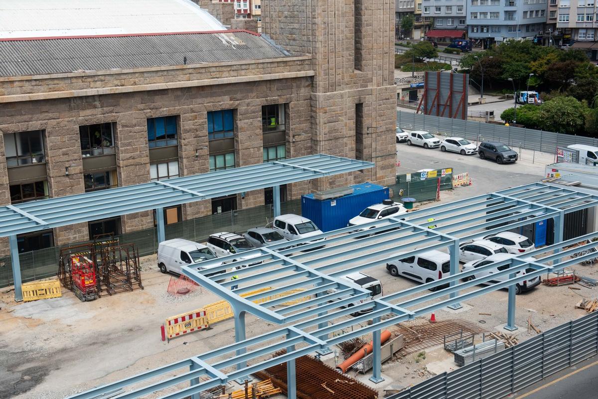 La nueva infraestructura, que cubre parte del lateral del edificio histórico, llama la atención por su color al tiempo que empieza a suscitar recelos entre los vecinos de la zona.