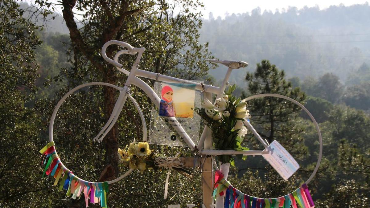 La bicicleta instal·lada a la carretera dels Àngels en honor a la Tina