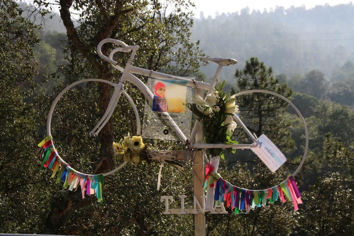 La bicicleta instal·lada a la carretera dels Àngels en honor a la Tina