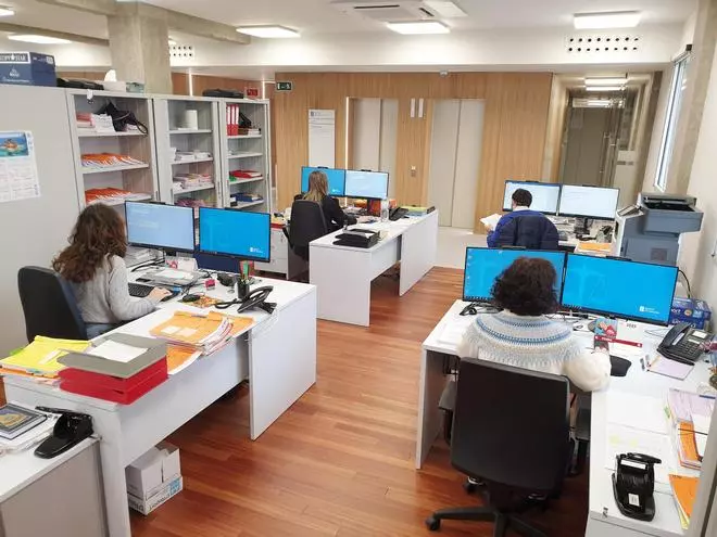 La temporalidad en Galicia se dispara en el empleo público y se hunde en las empresas