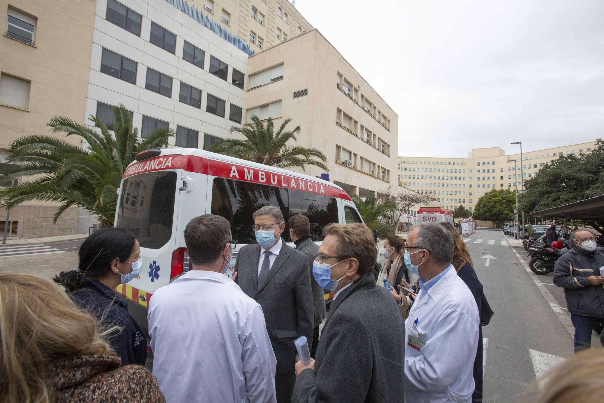 Visita de Puig a la ampliación de urgencias del Hospital de Alicante