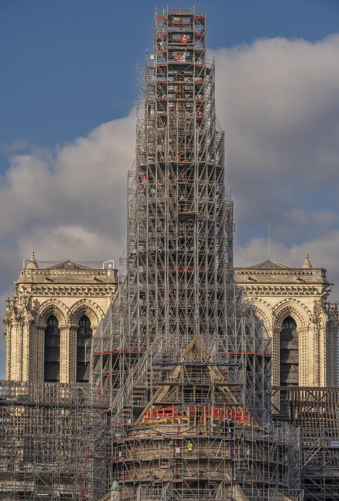Restauración de la aguja de la catedral de Notre-Dame de París.