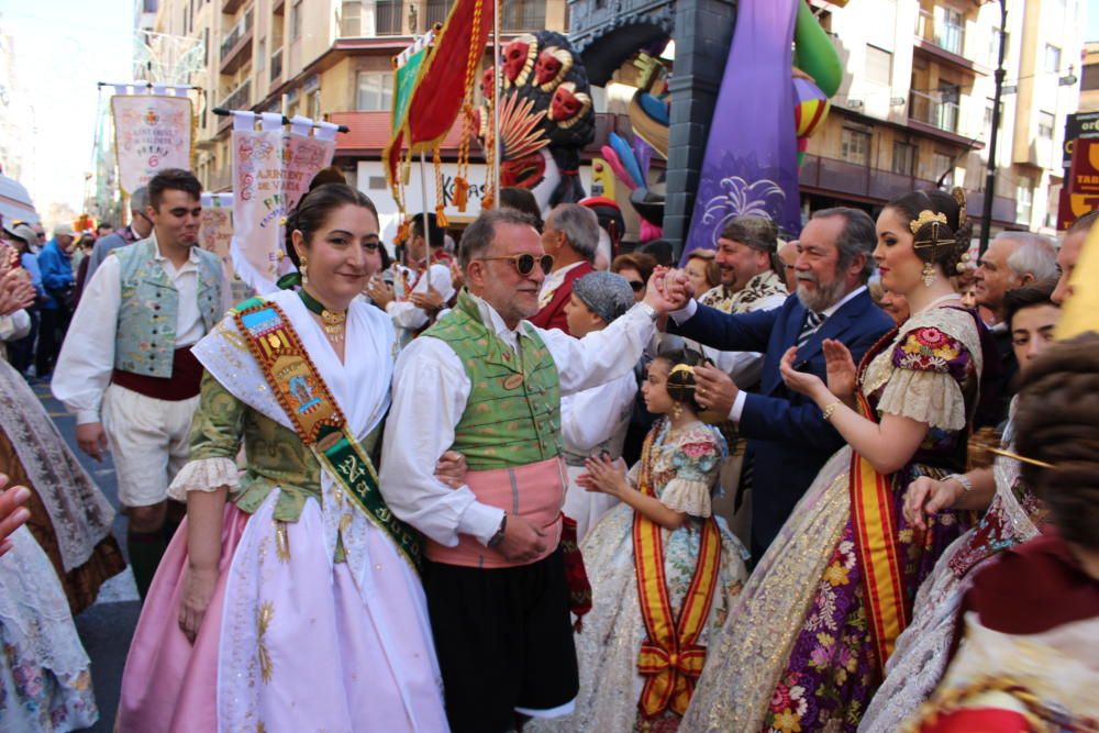 Recogida de premios de las comisiones falleras