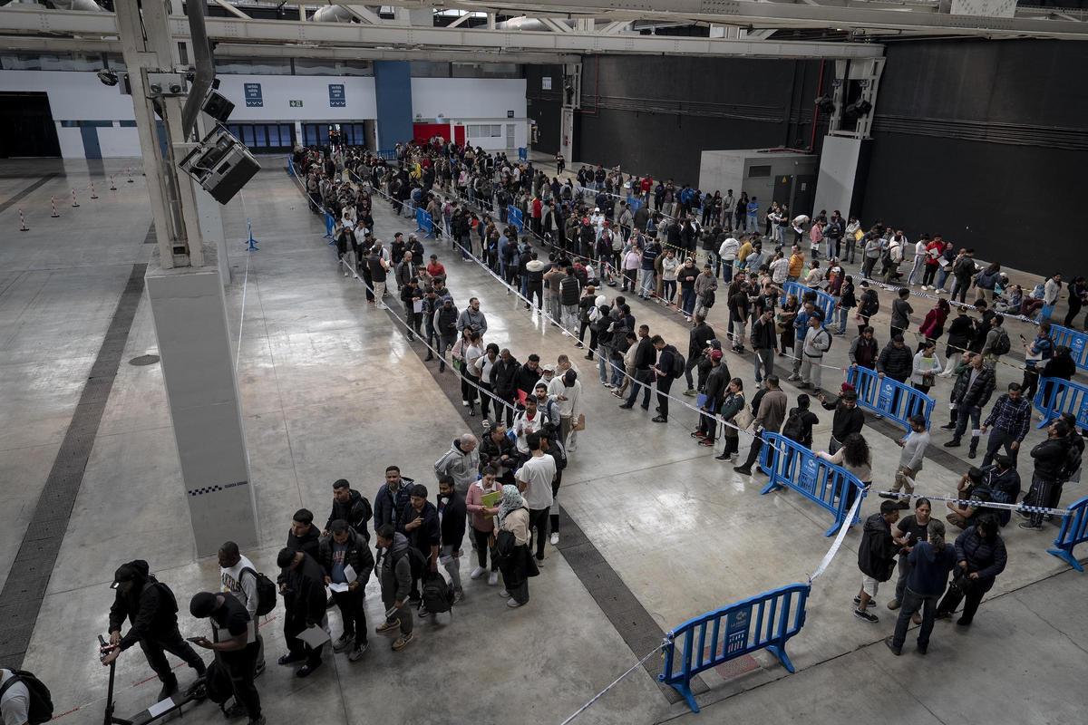 Unas 3000 personas migrantes hacen cola en La Farga de L'Hospitalet para pedir la regularización