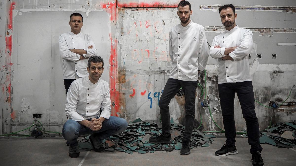 Oriol Castro, Mateu Casañas, Nil Dulcet y Eduard Xatruch, en el local que ocupará Compartir Barcelona.