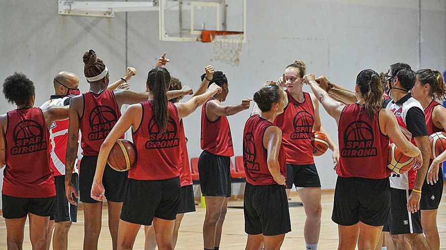 Les jugadores de l&#039;Spar Girona, a la pista anexa de Fontajau.