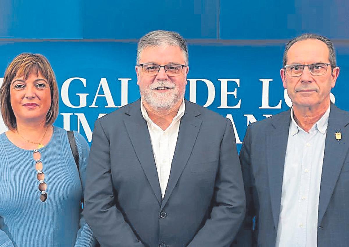 La concejala de Cultura en el Ayuntamiento de Villena, María Server; el alcalde de Villena, Fulgencio Cerdán; y el concejal de Fiestas del Ayuntamiento de Villena, José Ferri.