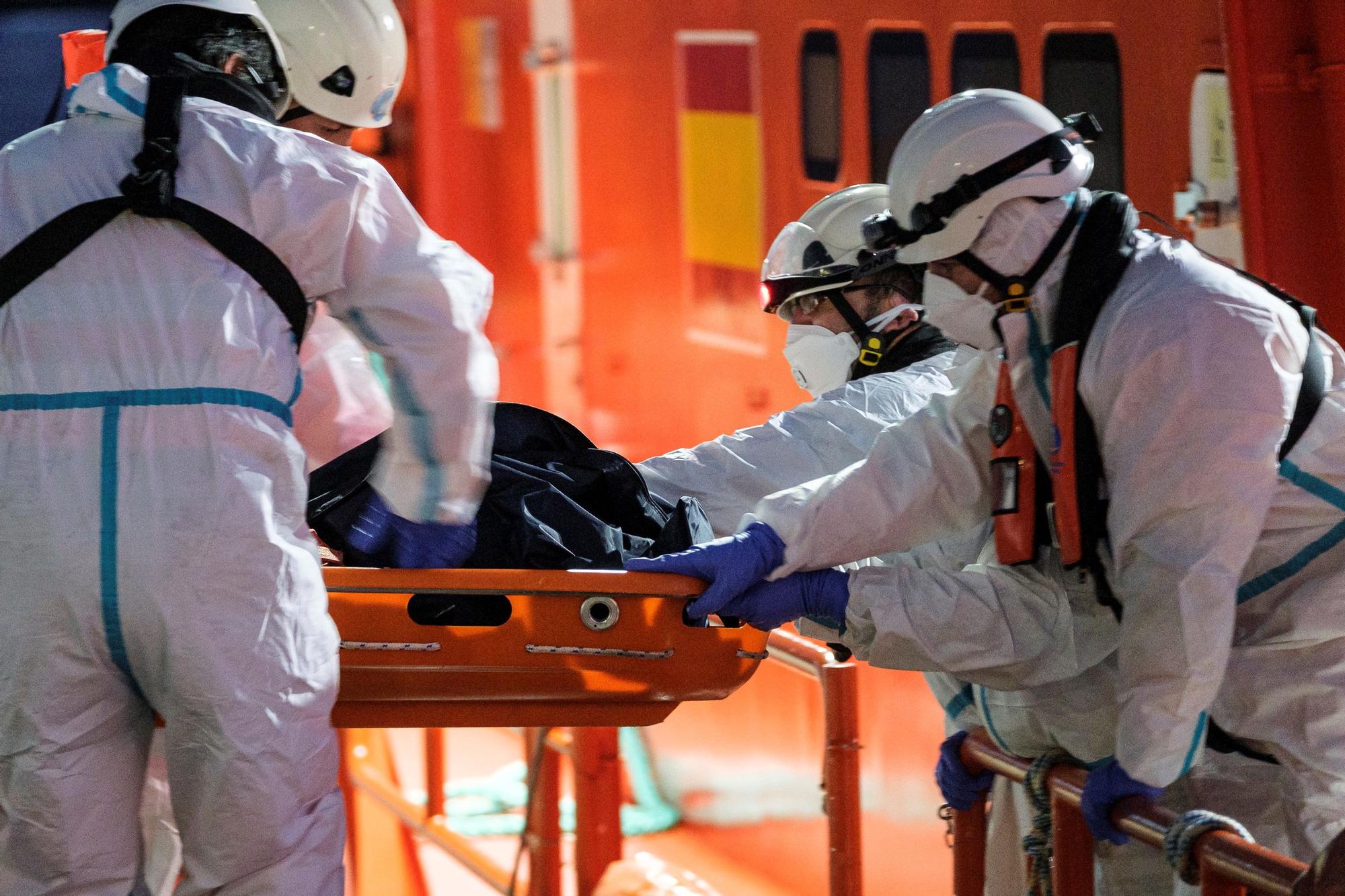 Fallecen cinco inmigrantes en un cayuco rescatado a 250 km de Canarias
