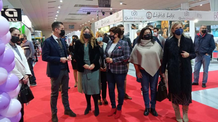 La directora general de Consumo y Artesanía, Sonia Moreno, inauguró el certamen, acompañada de la dirección de IFEPA y representantes del Ayuntamiento de Torre Pacheco.