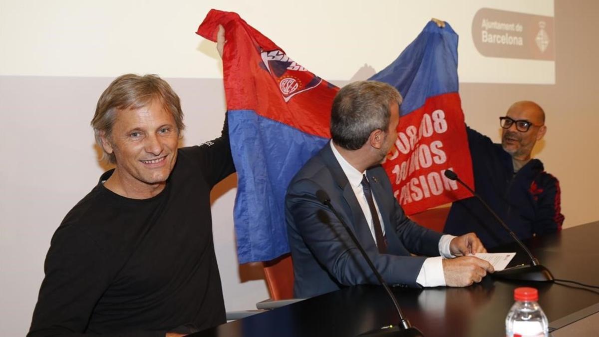 Viggo Mortensen y Fabián Casas extienden su bandera, detrás de Jaume Collboni.