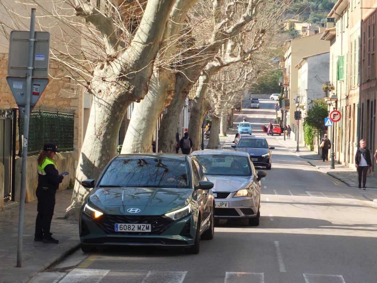 Un controlador de la ORA informa a un conductor.