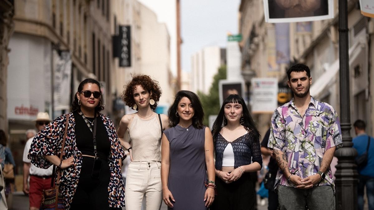 Ganadores del certamen de fotografía &#039;Mírame&#039; junto a Cintia Bustos.