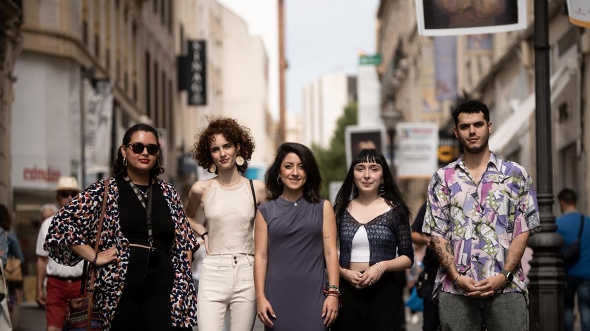 Ganadores del certamen de fotografía 'Mírame' junto a Cintia Bustos.