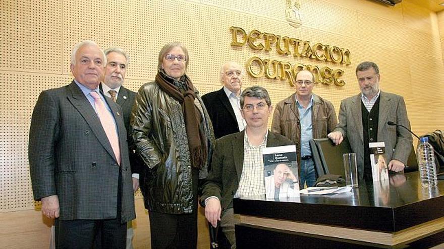 De izq. a dcha., José Luis Baltar, Miguel Santalices, María Jesús Blanco, Peña Rey, Marcos Valcárcel, X.M. del Caño y Gómez Alén, ayer en el primer acto homenaje a Quessada.