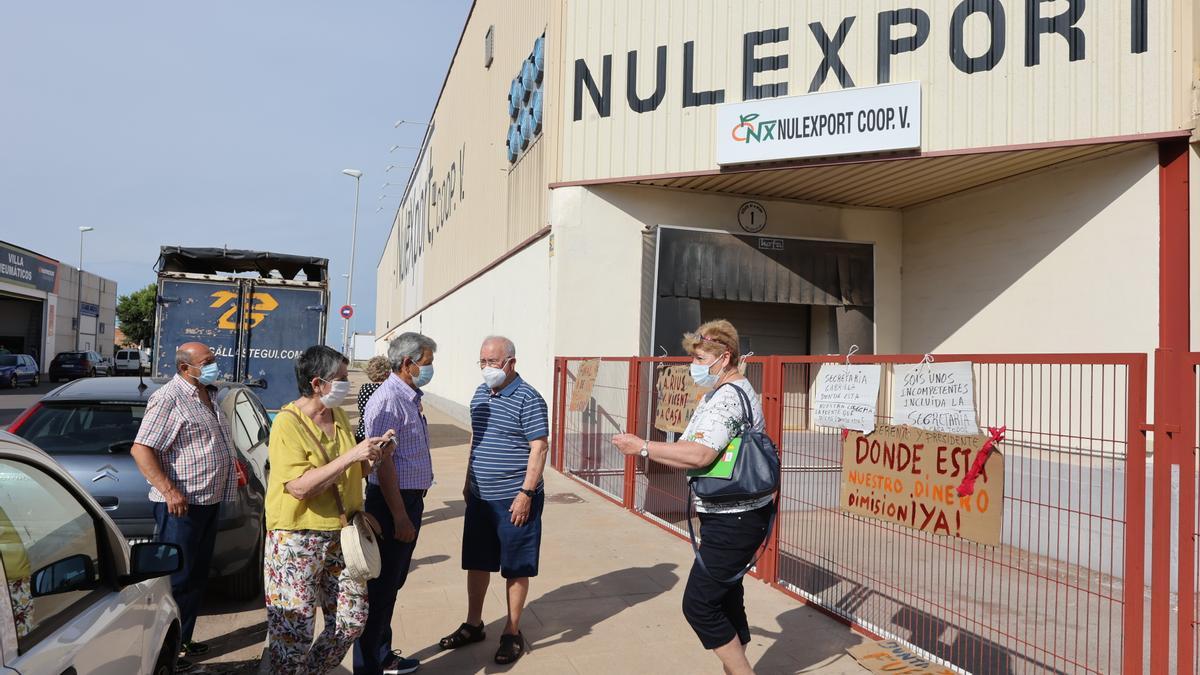 En los accesos a las instalaciones de Nulexport ya se respiraba la tensión que después se trasladó a la reunión.