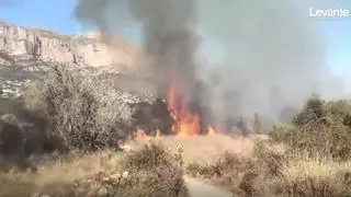 El incendio del Montgó sigue sin control y obliga a desalojar a 70 personas