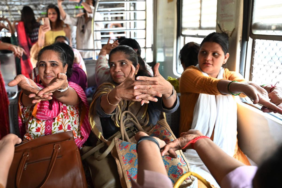 Yoga en el tren en India para celebrar el 8-M