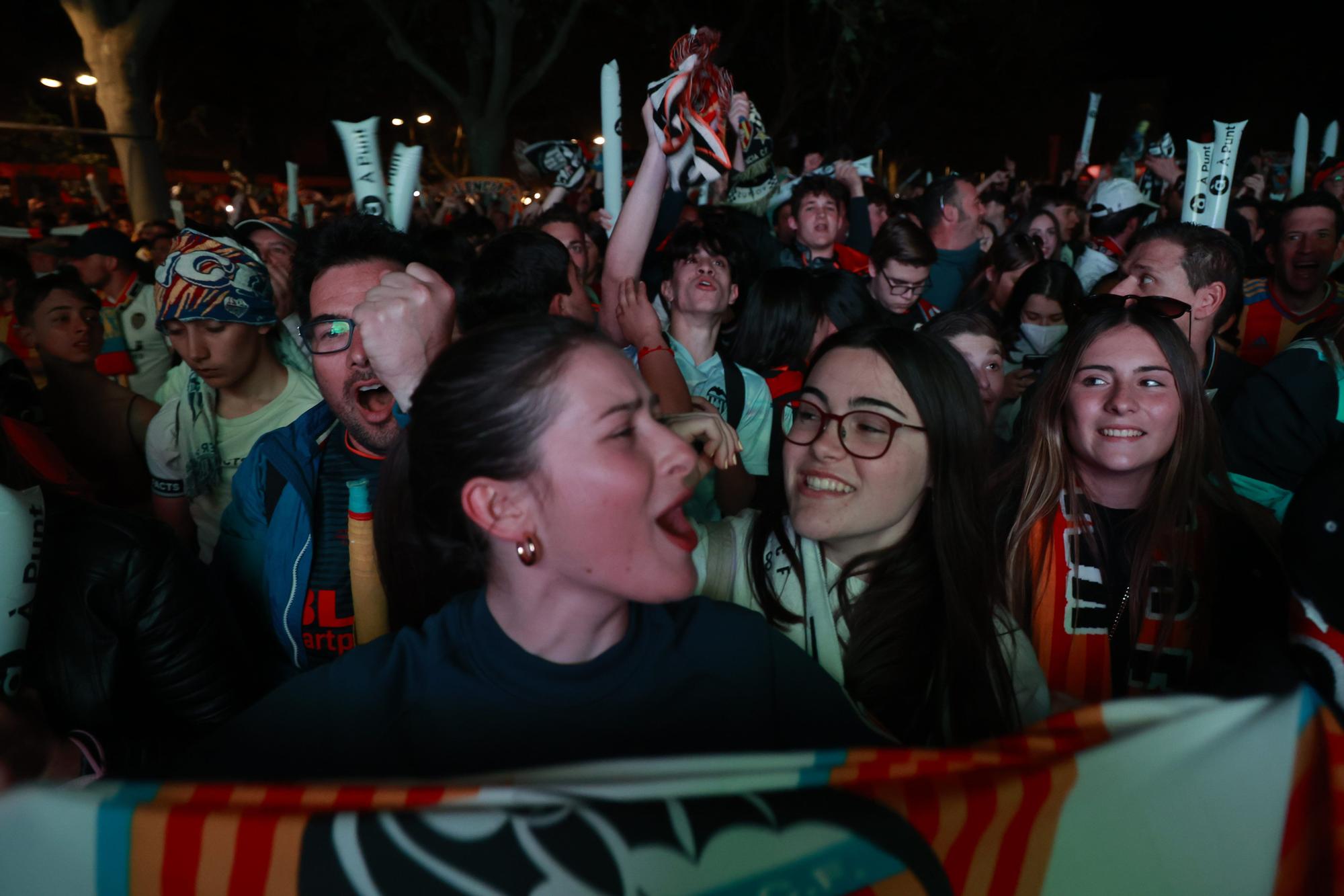 La afición del Valencia CF vibró y sufrió con sus ídolos en Valencia y en Sevilla