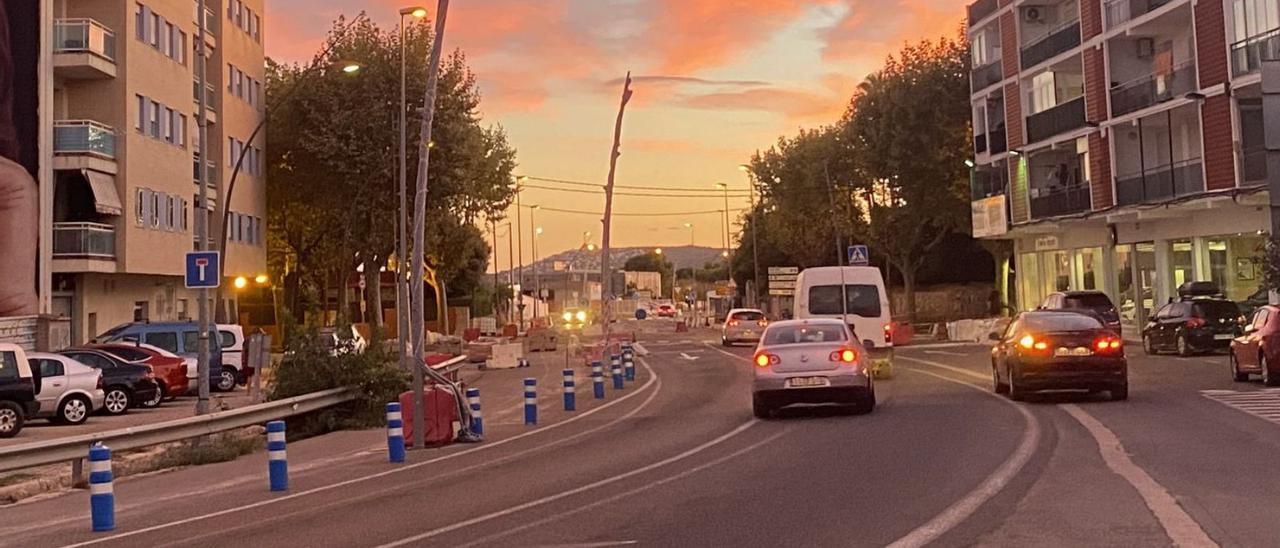 Las obras del bulevar de la antigua N-340 dificultan el tráfico y suponen un riesgo para la seguridad vial en la zona.