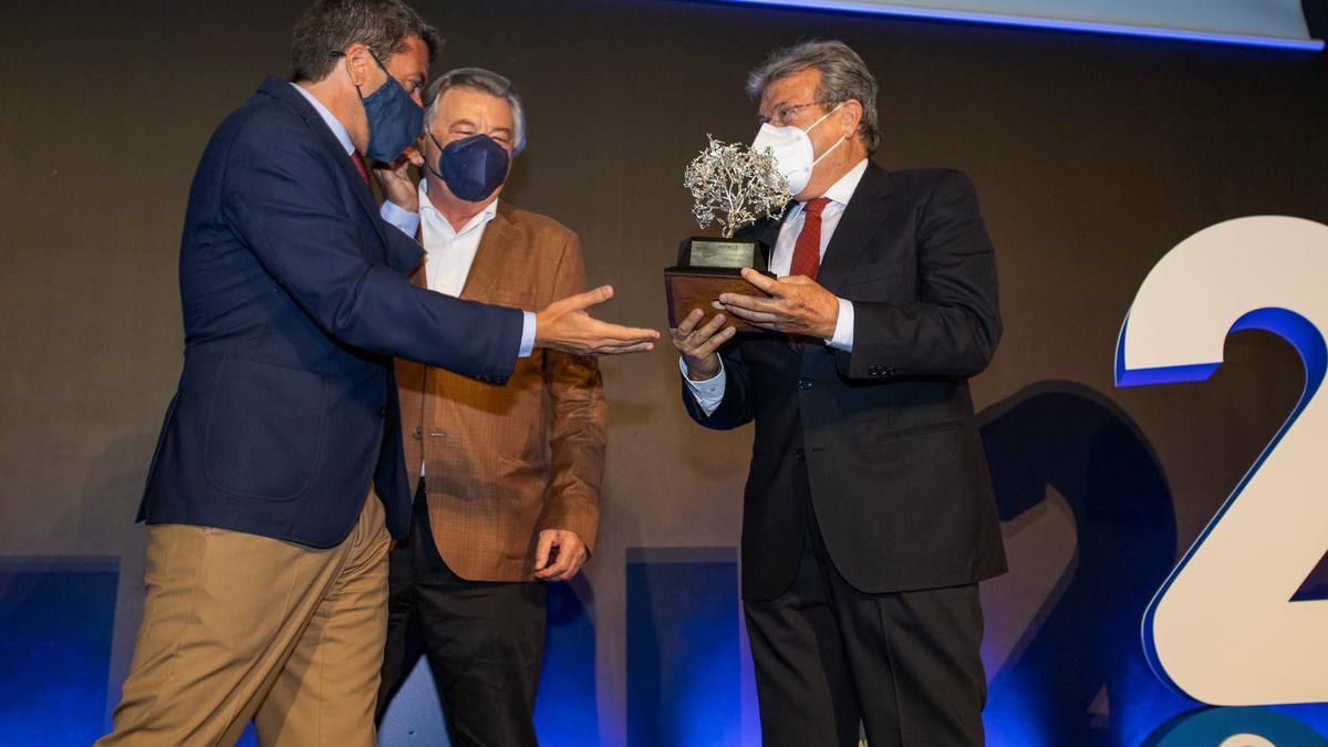 Manuel Salguero y Antonio Montilla recibieron el premio por parte de Carlos Mazón.